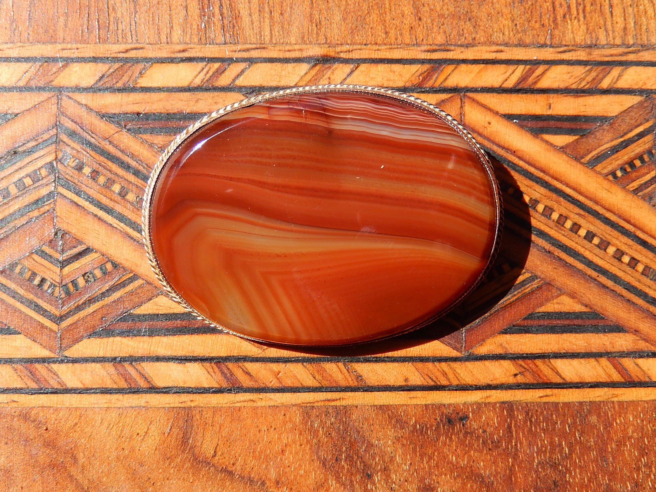 Banded Agate Brooch in 9ct Gold