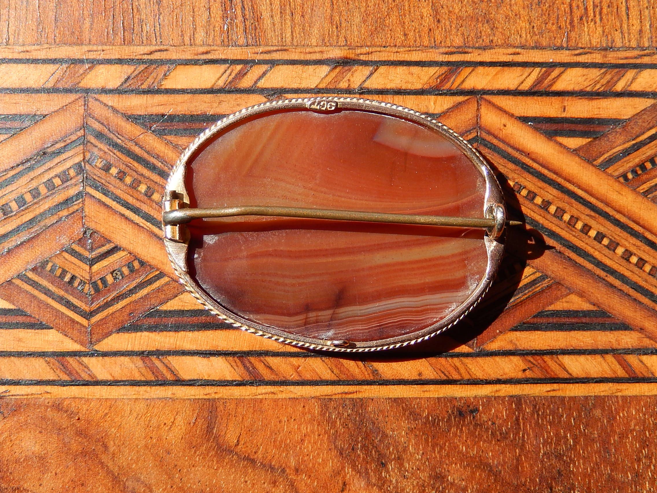Banded Agate Brooch in 9ct Gold