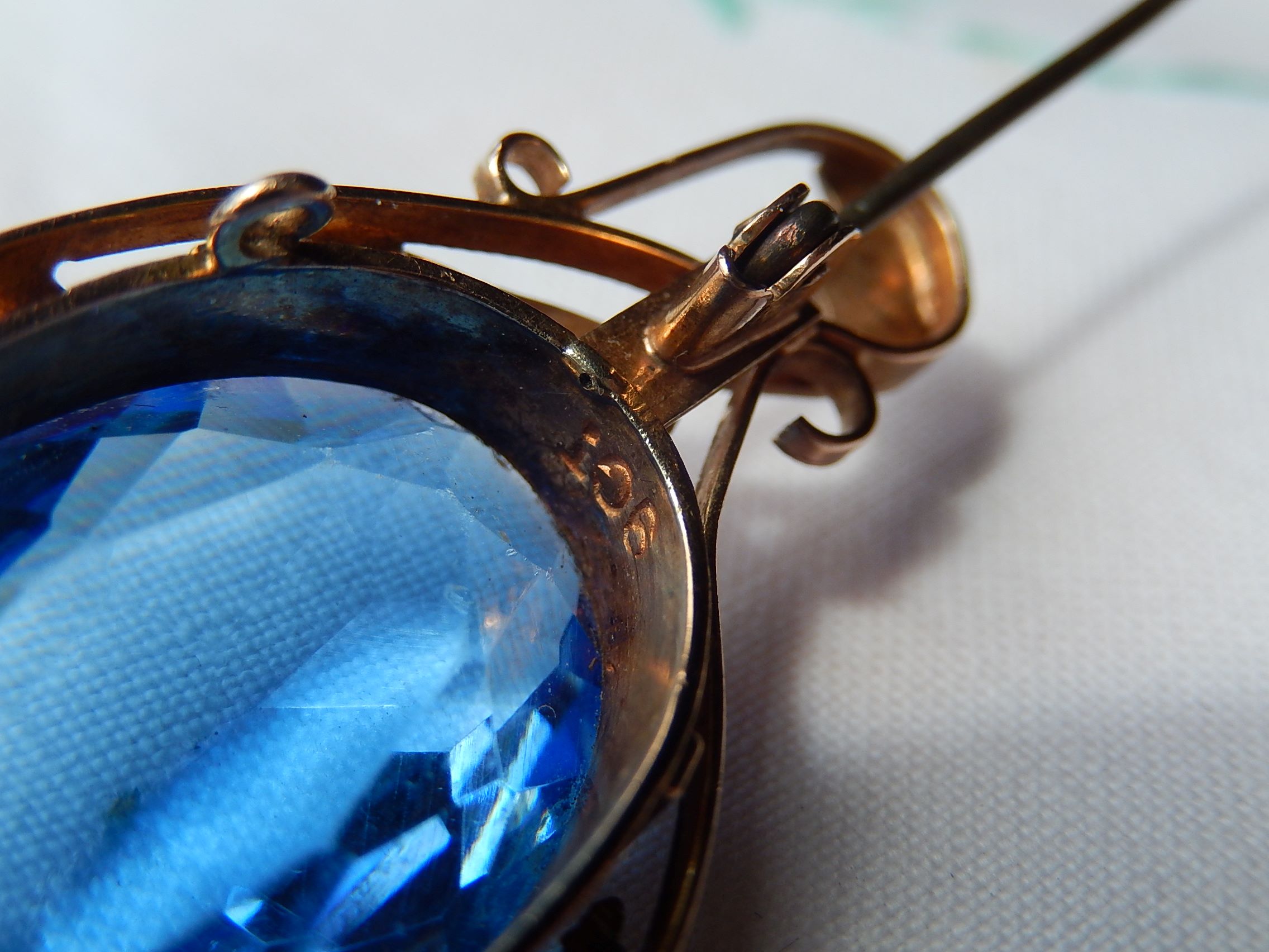 Blue Crystal Brooch in 9ct Rose Gold c.1900