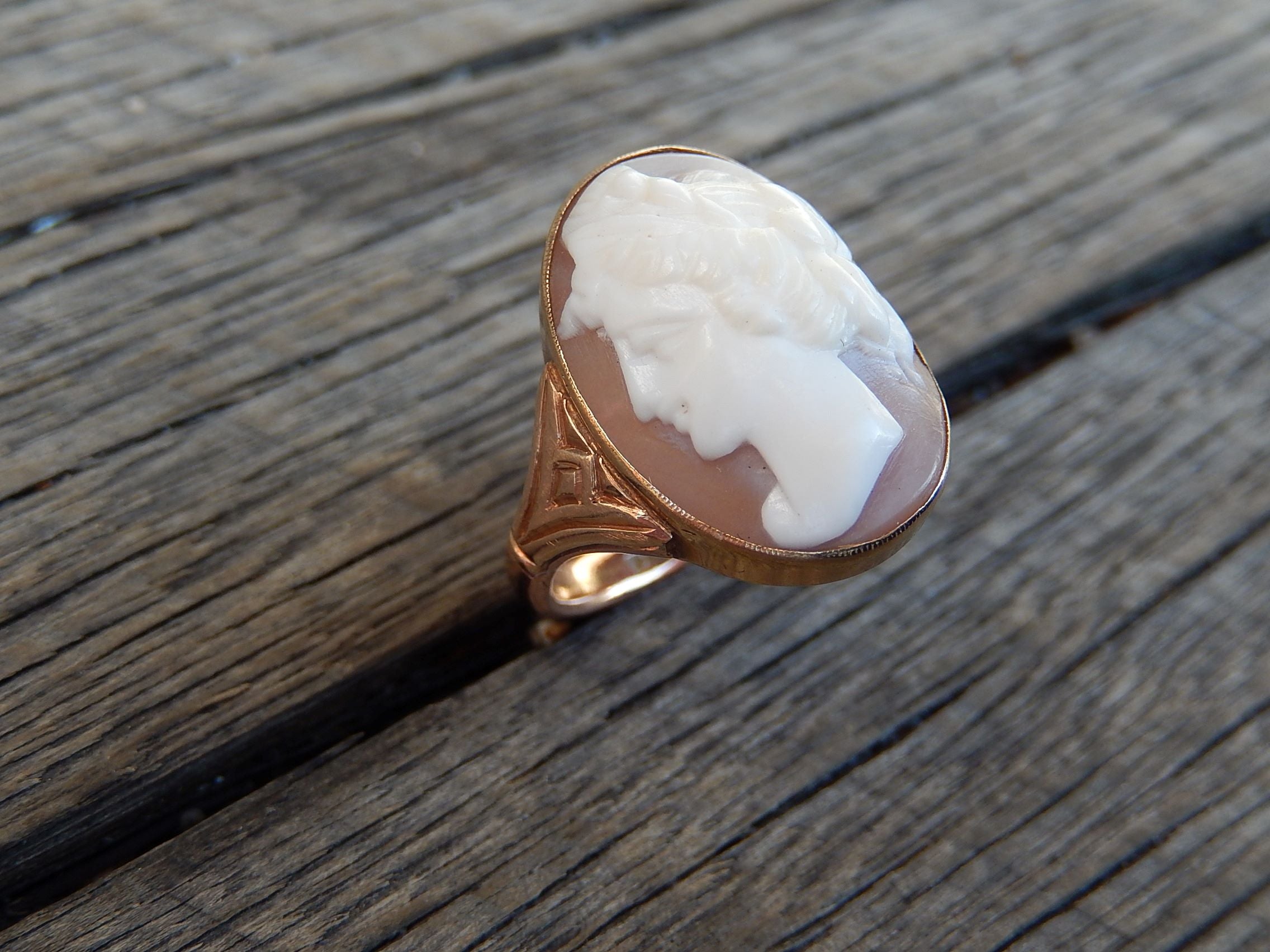 Hand Carved Shell Cameo Ring in 9ct Gold