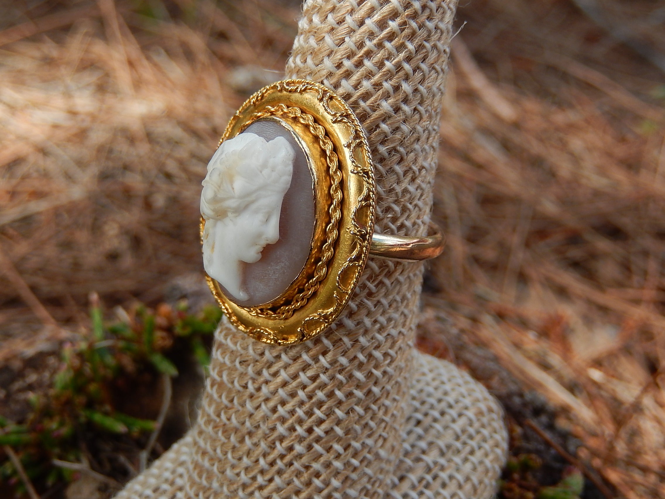 9ct Yellow and Rose Gold Shell Cameo Ring