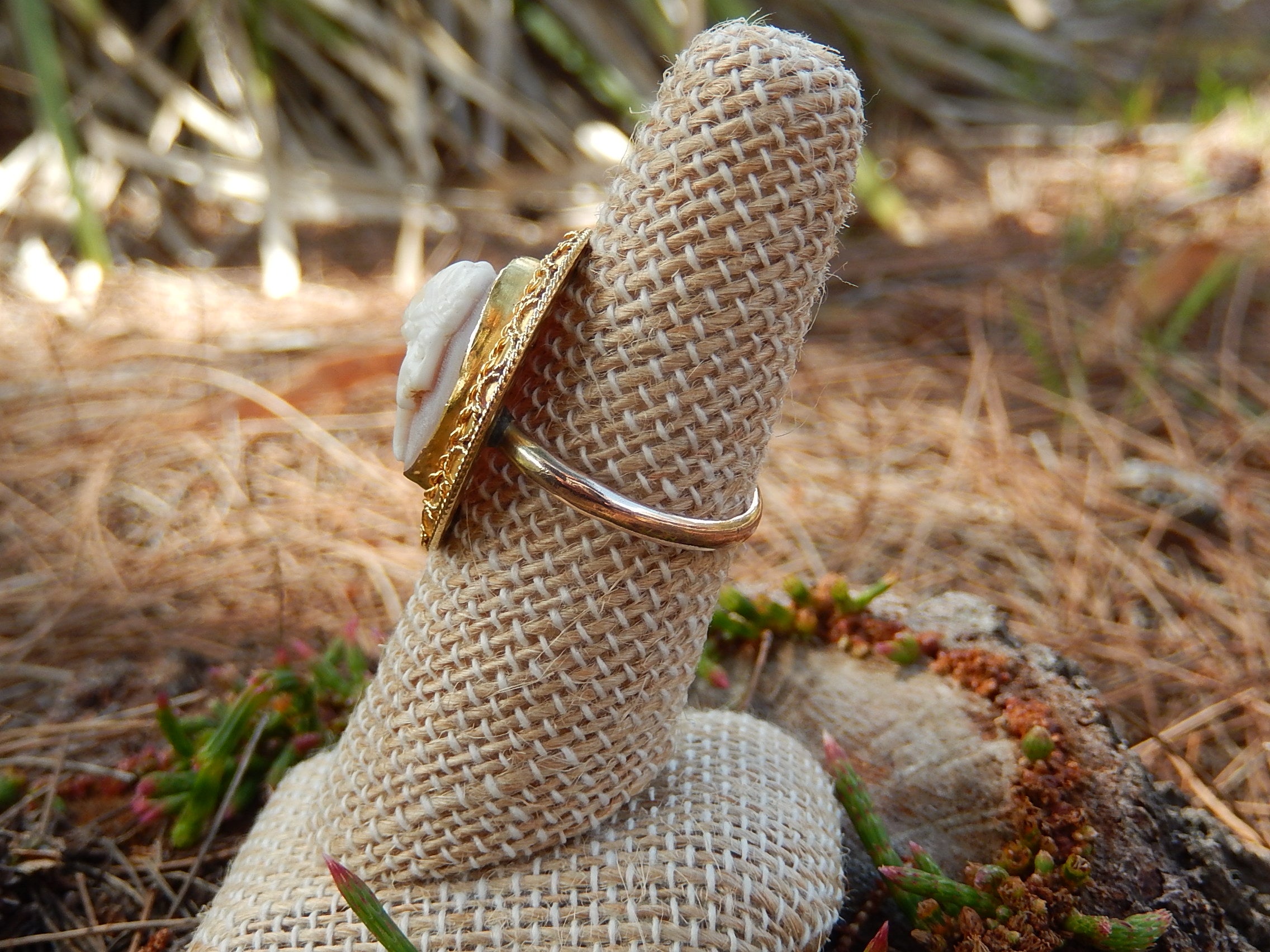 9ct Yellow and Rose Gold Shell Cameo Ring