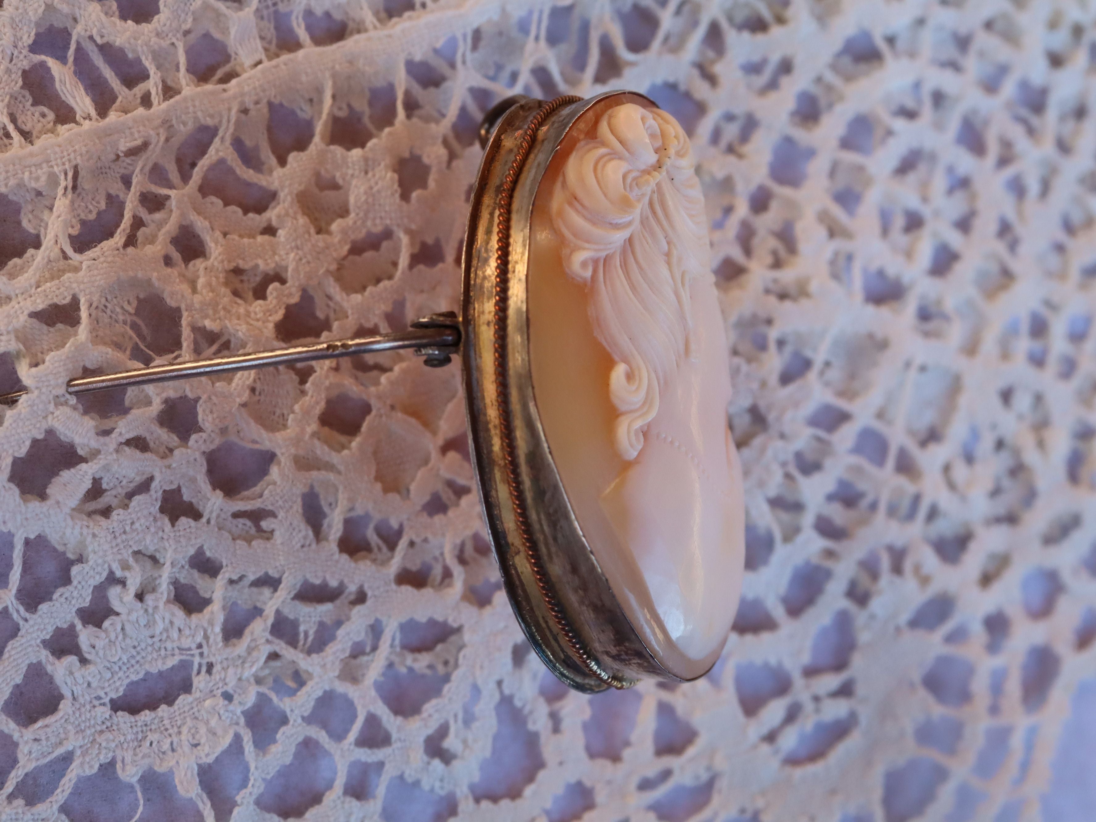 Shell Cameo Brooch/Pendant in Gilt c.1940
