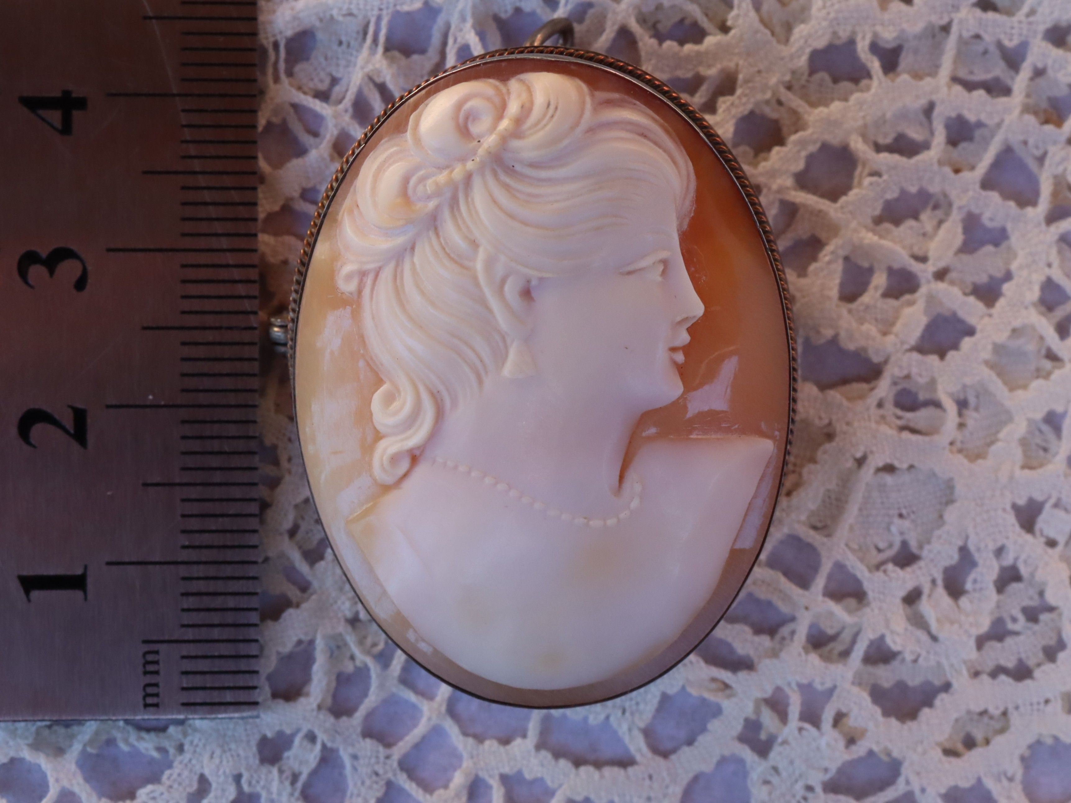 Shell Cameo Brooch/Pendant in Gilt c.1940