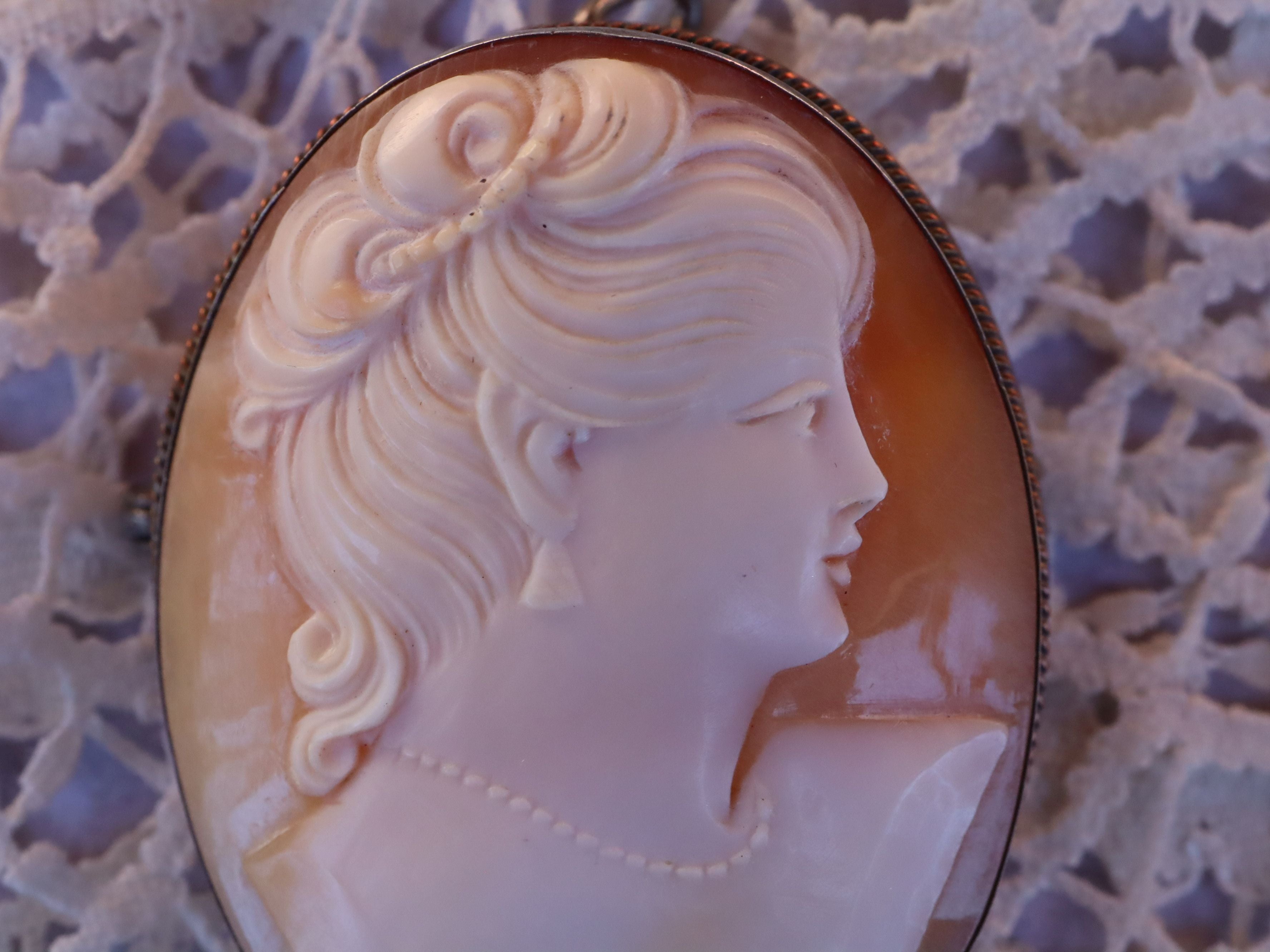 Shell Cameo Brooch/Pendant in Gilt c.1940