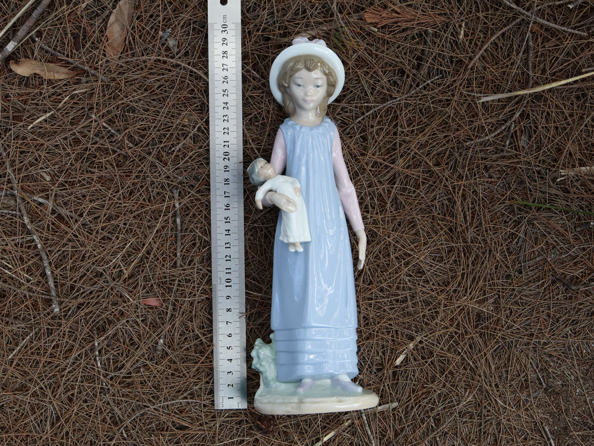 Lladro "Belinda with her Doll" #5045