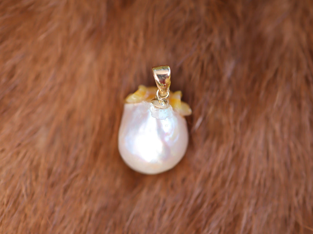 Mother of Pearl and Pearl in 9ct Gold